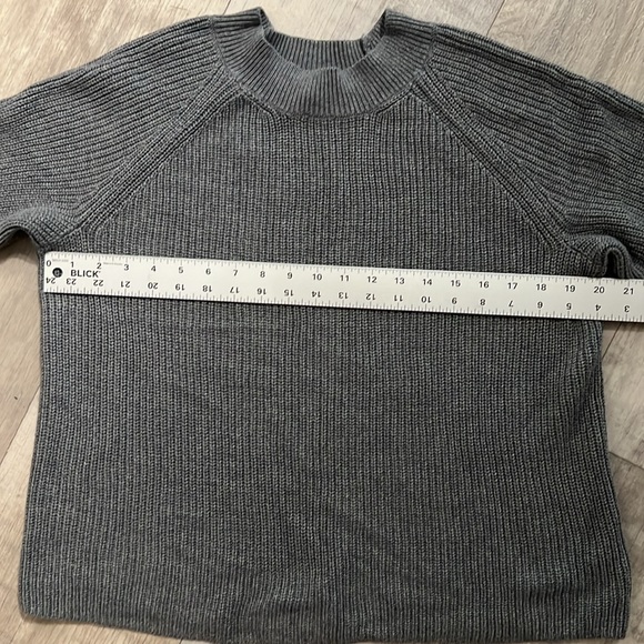 Banana Republic crew neck knit sweater - Picture 7 of 7